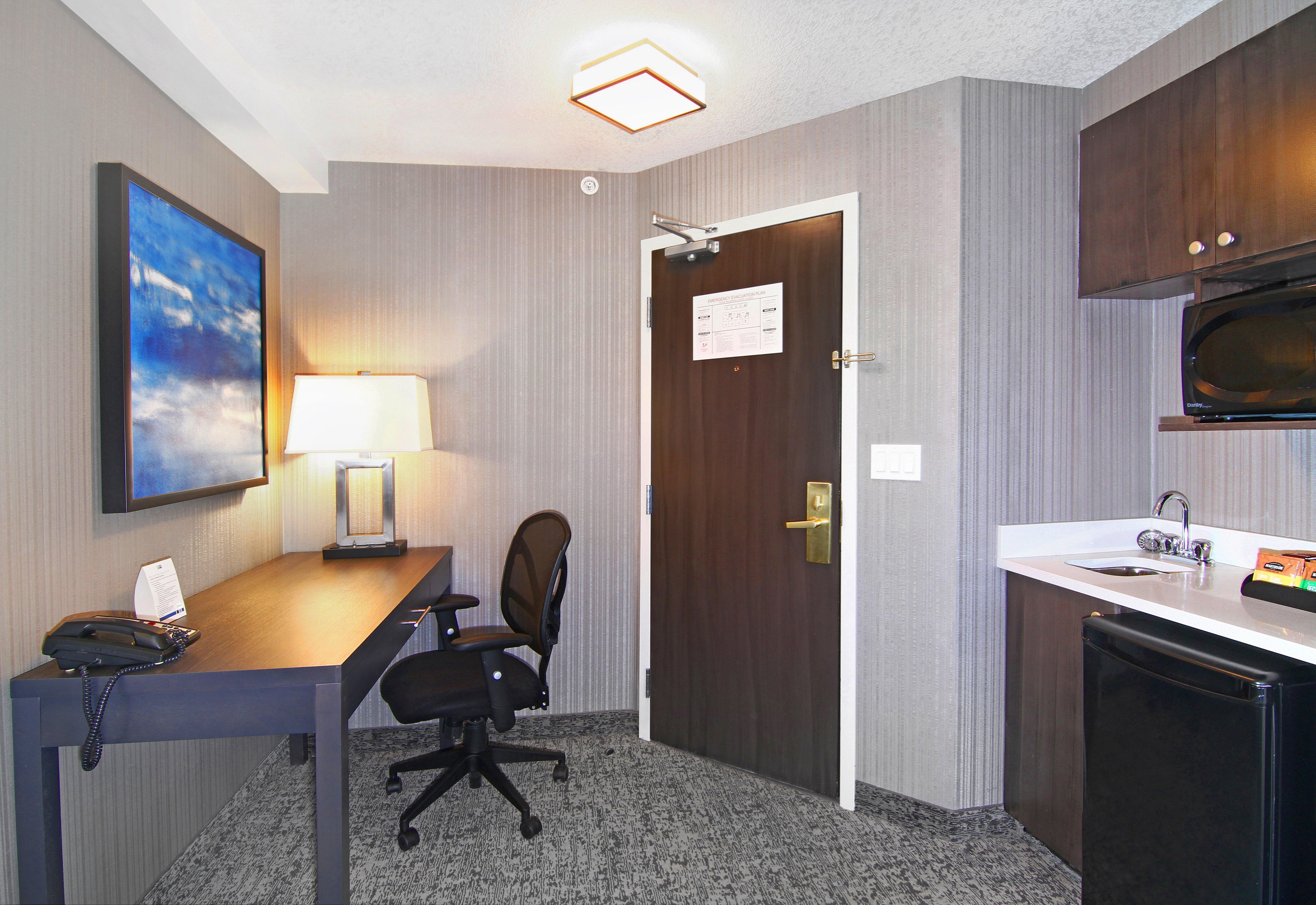 Holiday Inn Express And Suites Calgary By Ihg Exterior foto