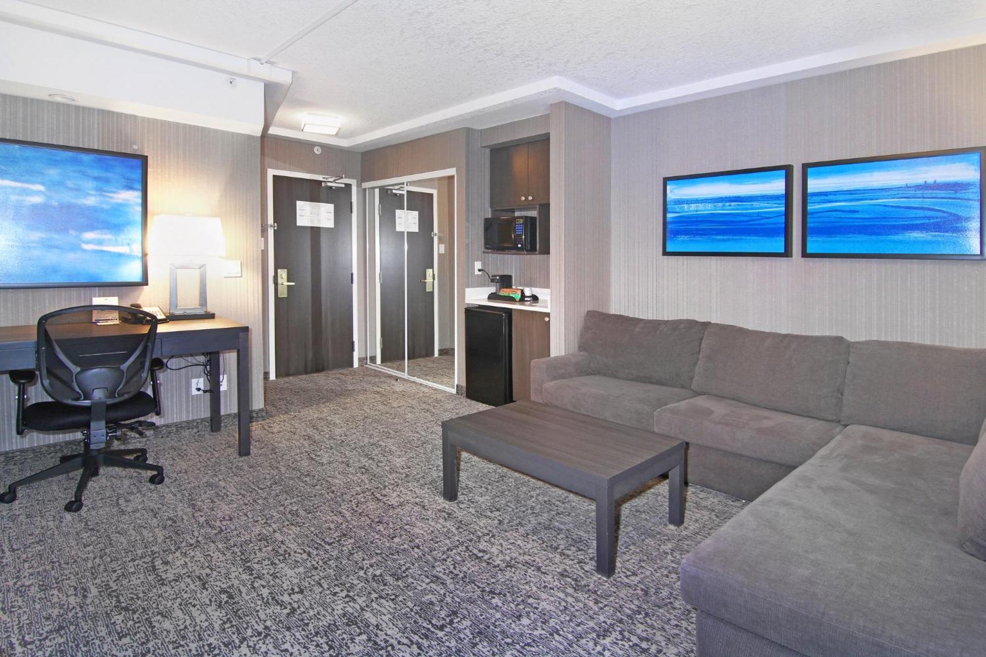 Holiday Inn Express And Suites Calgary By Ihg Exterior foto