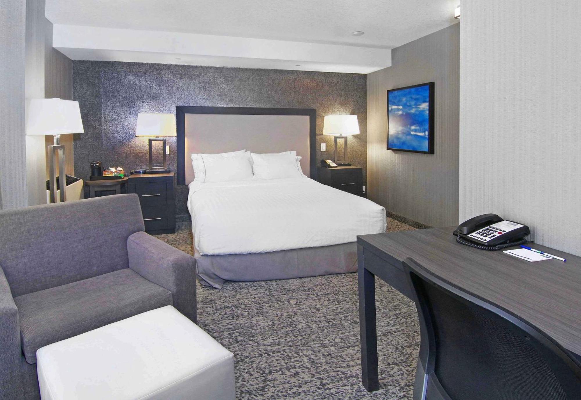 Holiday Inn Express And Suites Calgary By Ihg Exterior foto