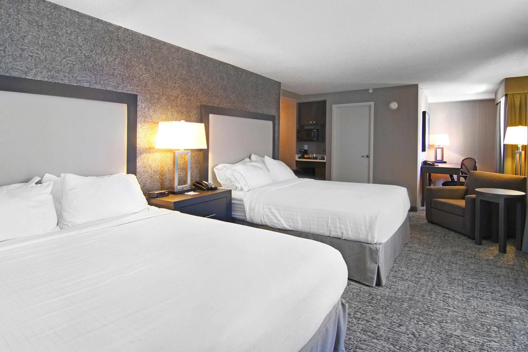 Holiday Inn Express And Suites Calgary By Ihg Exterior foto