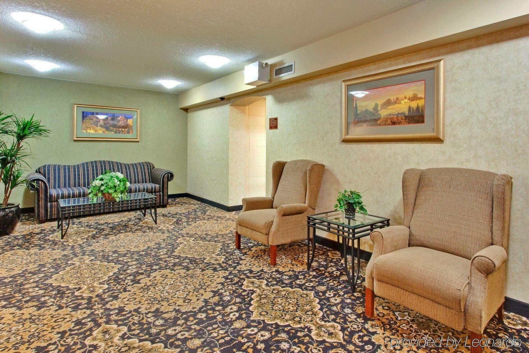 Holiday Inn Express And Suites Calgary By Ihg Exterior foto