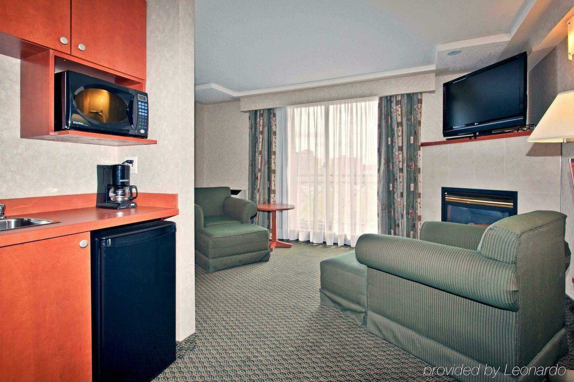 Holiday Inn Express And Suites Calgary By Ihg Exterior foto